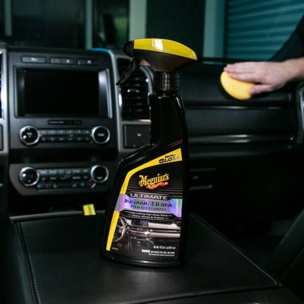 Meguiar's Ultimate Insane Shine Protectant Środek do pielęgnacji kokpitu i tworzyw – bardzo wysoki połysk (473 ml)